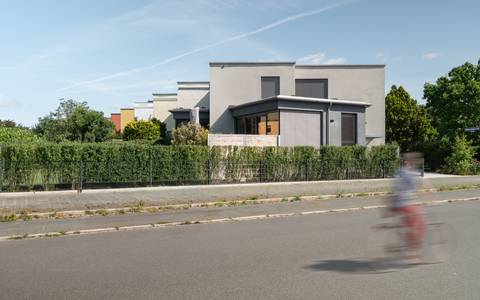Bild: 3 Erweiterung Reihenendhaus Straßenansicht
