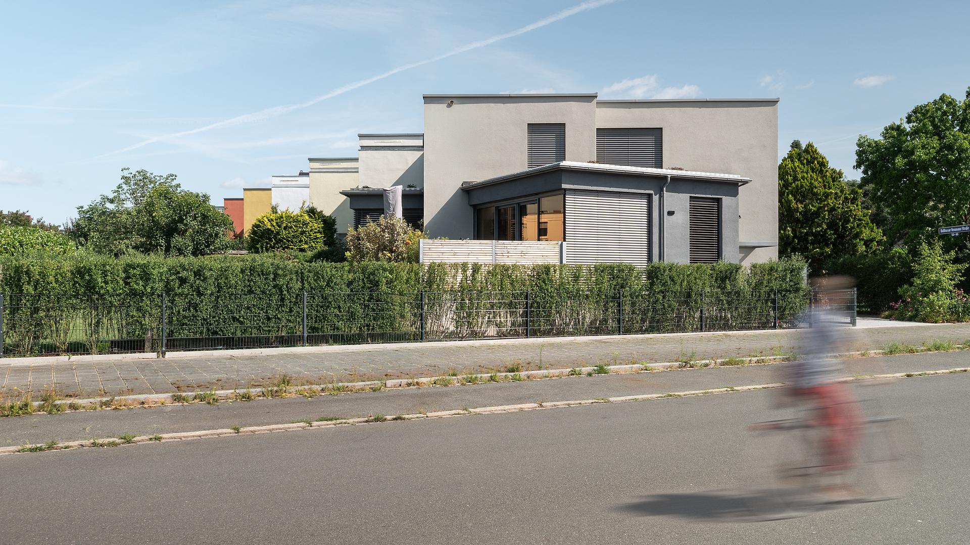 Bild: 3 Erweiterung Reihenendhaus Straßenansicht