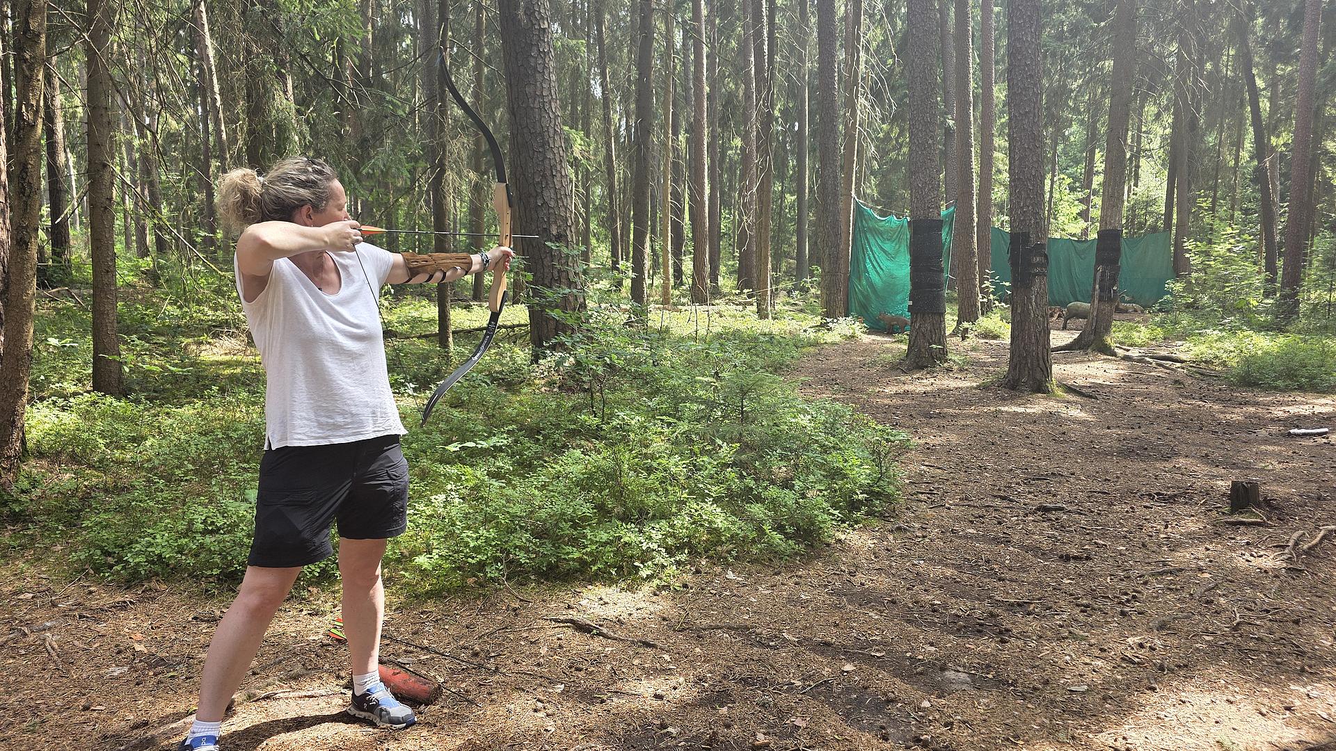 Bild: Bogenschießen im Wald