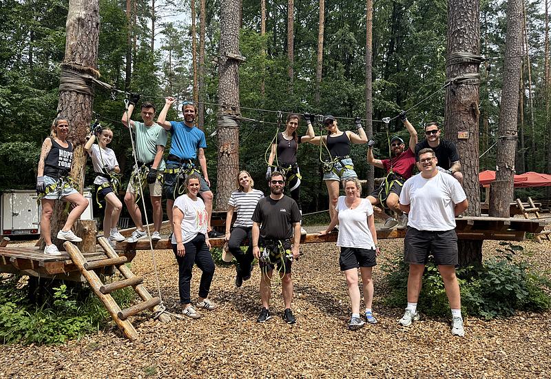 Bild: Teamgeist zwischen Baumwipfeln, Zielscheiben und Äxten